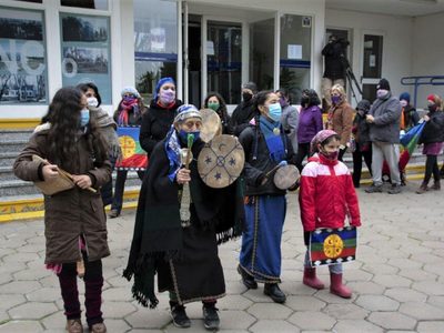 En medio de la polémica, finalmente izaron la bandera mapuche en la UNCo