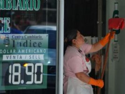Peso rompe racha negativa, pero sigue el riesgo de depreciación