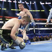 "Canelo" Álvarez noquea y es nuevo campeón