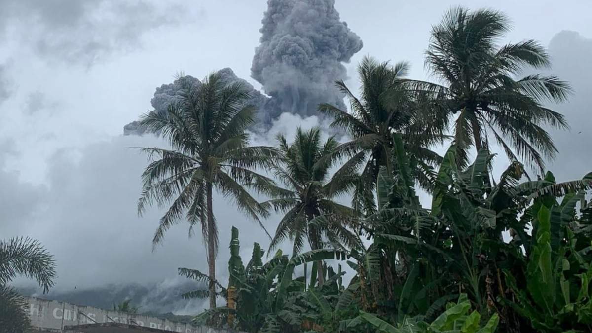 La columna de cenizas y vapor del volcán Bulusán, en Filipinas