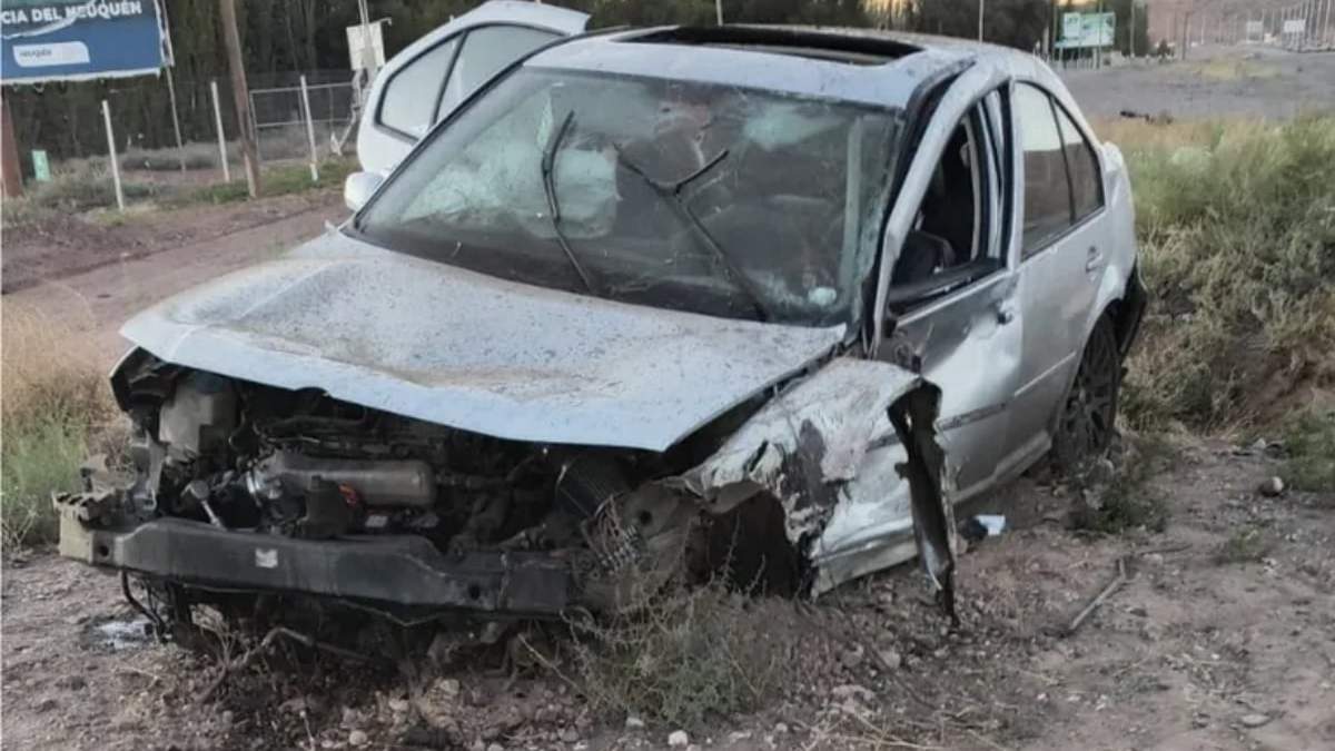 Así quedó el auto tras el vuelco en ruta 7. Fuente: (X)