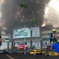 Incendio consume plaza comercial en Culiacán