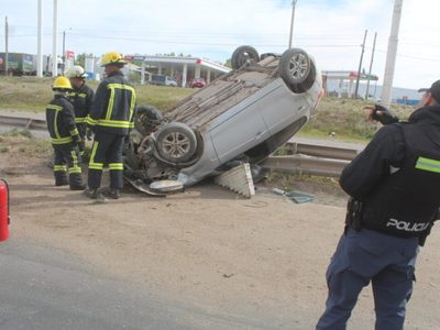 Un auto chocó y volcó contra el guardarraíl de la ruta 7
