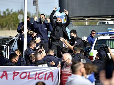 Presión policial: Kicillof discute un aumento salarial para la fuerza bonaerense