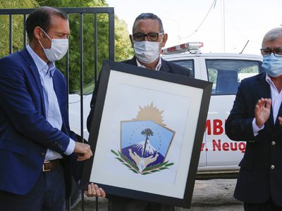 Omar Gutiérrez inauguró la primera sede de bomberos voluntarios de Plottier