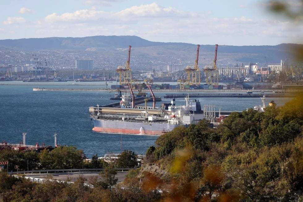 Un petrolero está amarrado en el complejo petrolero Sheskharis, en el puerto de Novorossiysk, en el Mar Negro, Rusia, el 11 de octubre de 2022.