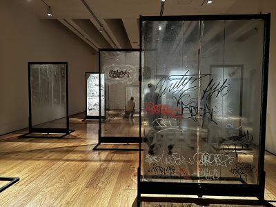 “¿Cómo salimos?”, la exposición de Teresa Margolles con vidrios de balaceras (Video)