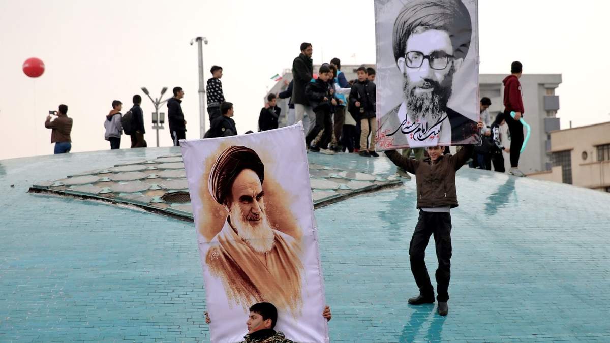 Carteles de Ali Jamenei y el ayatolá Jomeini, a la izquierda