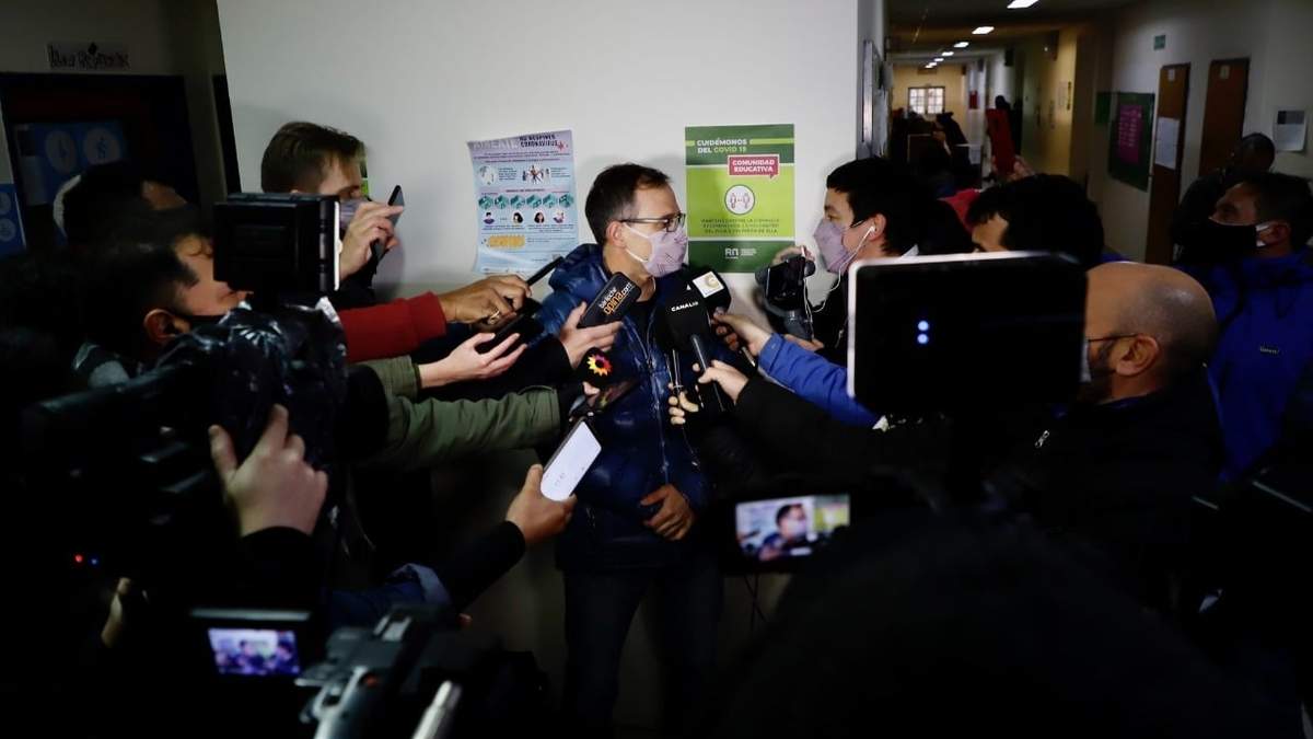Agustín Domingo con la prensa. Fuente: (Twitter)