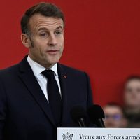 Macron busca aumentar presupuesto al Ejército francés "para ser poderosos en este mundo brutal"