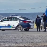 Feroz tiroteo en Centenario; un policía herido y varios detenidos