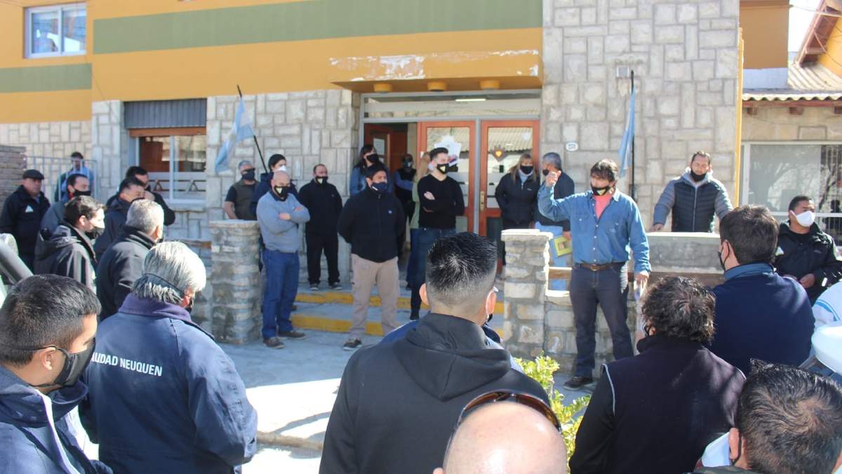 El secretario general del gremio vial dialogando con los trabajadores en el acceso a la Dirección Provincial. Fuente: (Daniel Signorile).