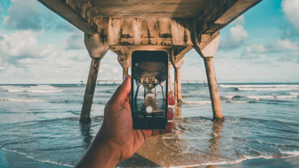 Un pequeño indicador en la barra de estado del iPhone muestra que el micrófono o la cámara están en uso.