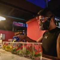Cierran bares-restaurantes y reducen horario de cines y gimnasios en la CDMX