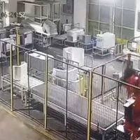 Se viraliza video de robot industrial que aplasta a un trabajador hasta matarlo