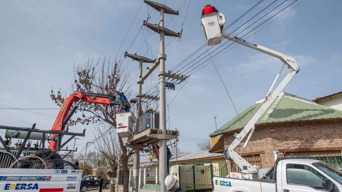 Trabajadores reparan un cable de alta tensión en Allen. Fuente: (Twitter)