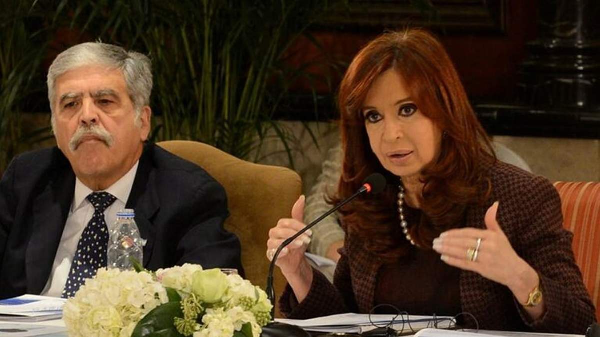 Cristina Kirchner y al ex ministro de Planificación Federal Julio De Vido