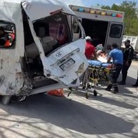 Camión de carga choca contra camioneta de equipo de rugby infantil; murió una niña de 6 años