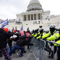 Se han suicidado cuatro policías que defendieron el asalto al Capitolio