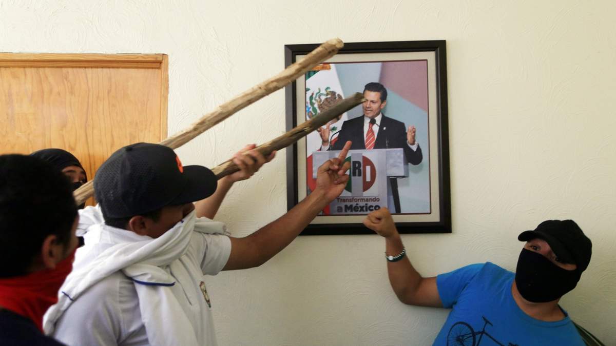 2014. Estudiantes de distintas Escuelas Normales se manifiestan tras la desaparición de estudiantes