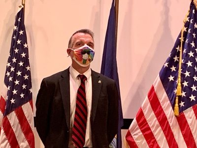 Gobernador republicano de Vermont admite que votó por Biden