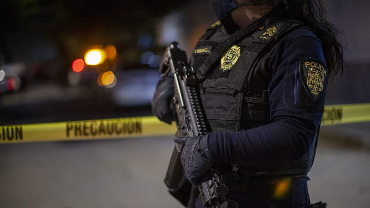 Policía de la Ciudad de México portando un arma y chaleco (imagen ilustrativa)