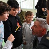 Mariano Arcioni entregó textos a escuelas primarias de Chubut