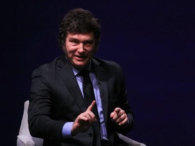 Milei arremetió contra periodistas y "econochantas"