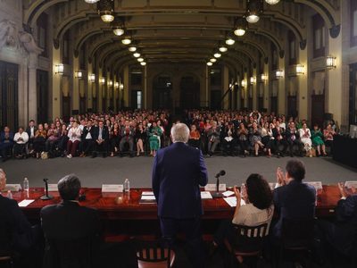 AMLO reúne a legisladores de Morena para agradecerles la aprobación de reformas