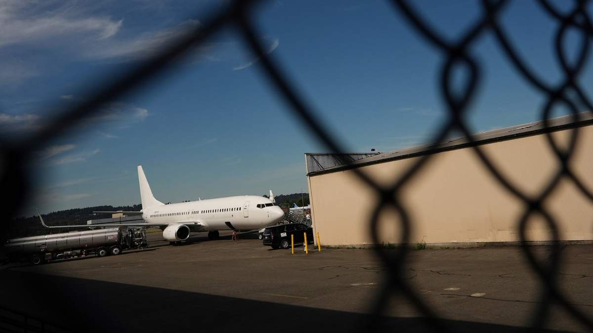 Un vuelo del Servicio de Inmigración y Control de Aduanas en el Aeropuerto Internacional del Condado de King