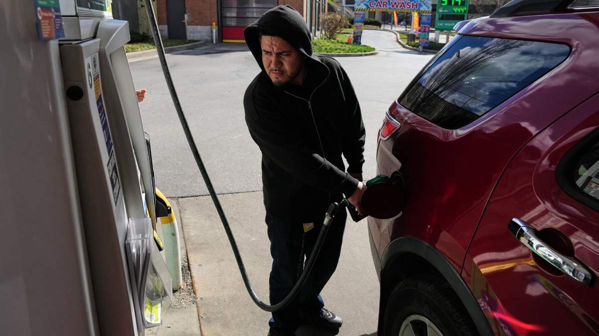 Una persona repostando combustible en una gasolina, el martes 17 de marzo de 2026, en Baltimore