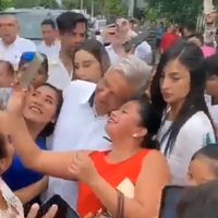 Pese a recomendaciones, AMLO reparte abrazos, saludos y selfies en Tabasco (Videos)