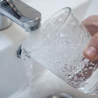 El truco fácil para que tus vasos brillen otra vez, usando solo 3 ingredientes y en menos de 5 minutos