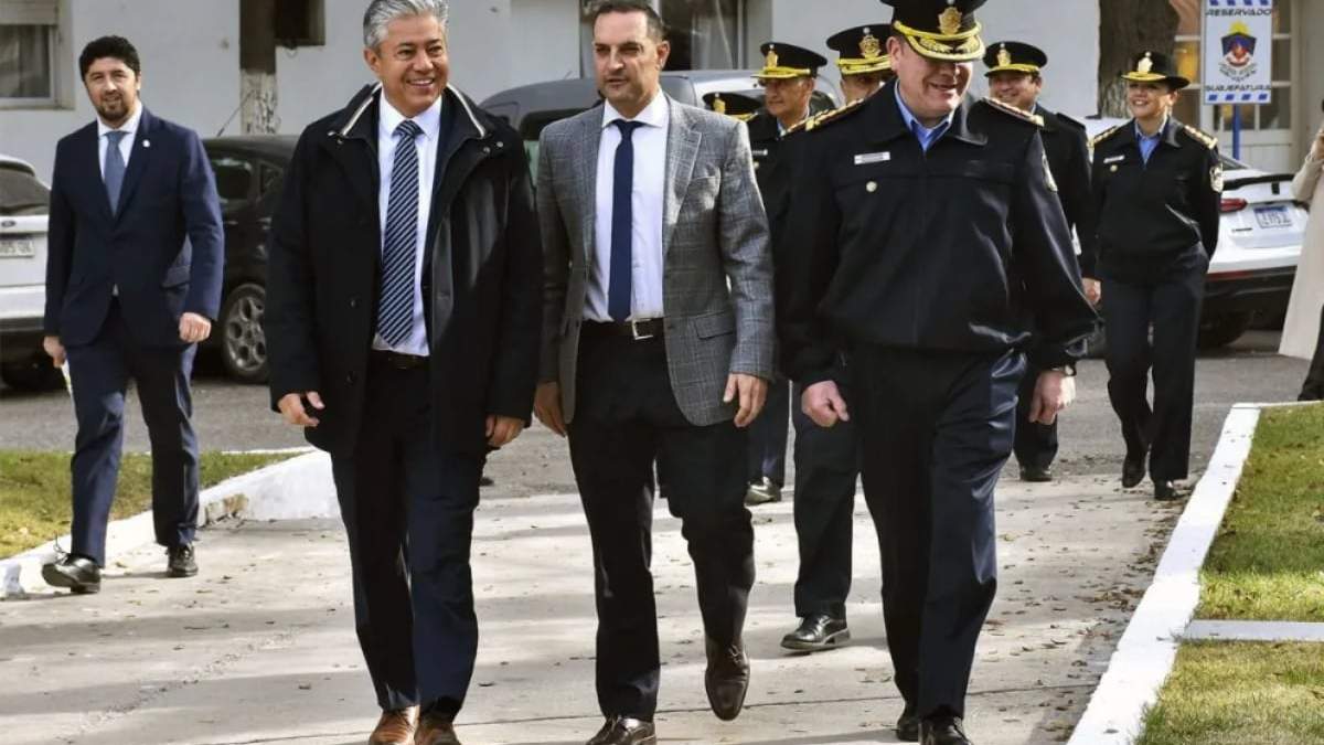 El gobernador Figueroa junto al ministro Nicolini y el comisario general Tomás Días Pérez. Fuente: (Neuquén Informa)