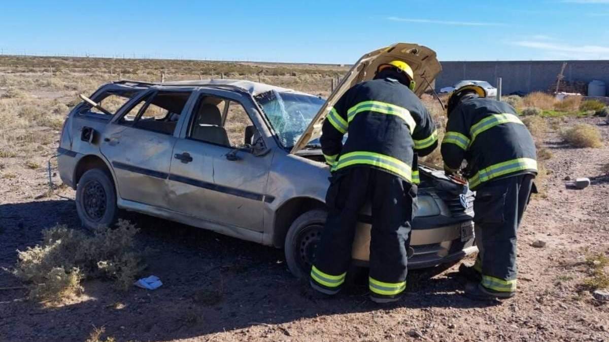 Un auto volcó en el sector de la segunda meseta de Centenario. Fuente: Centenario Digital.