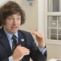 ELECCIONES 2021: un guardia subió al escenario donde estaba Javier Milei y amagó con sacar el arma