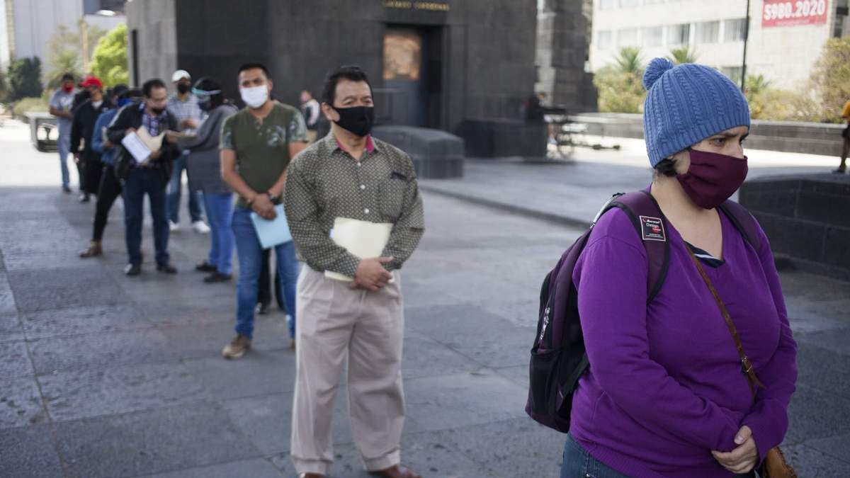 Artistas callejeros se congregaron en el monumento a la Revolución para solicitar el seguro de desempleo.