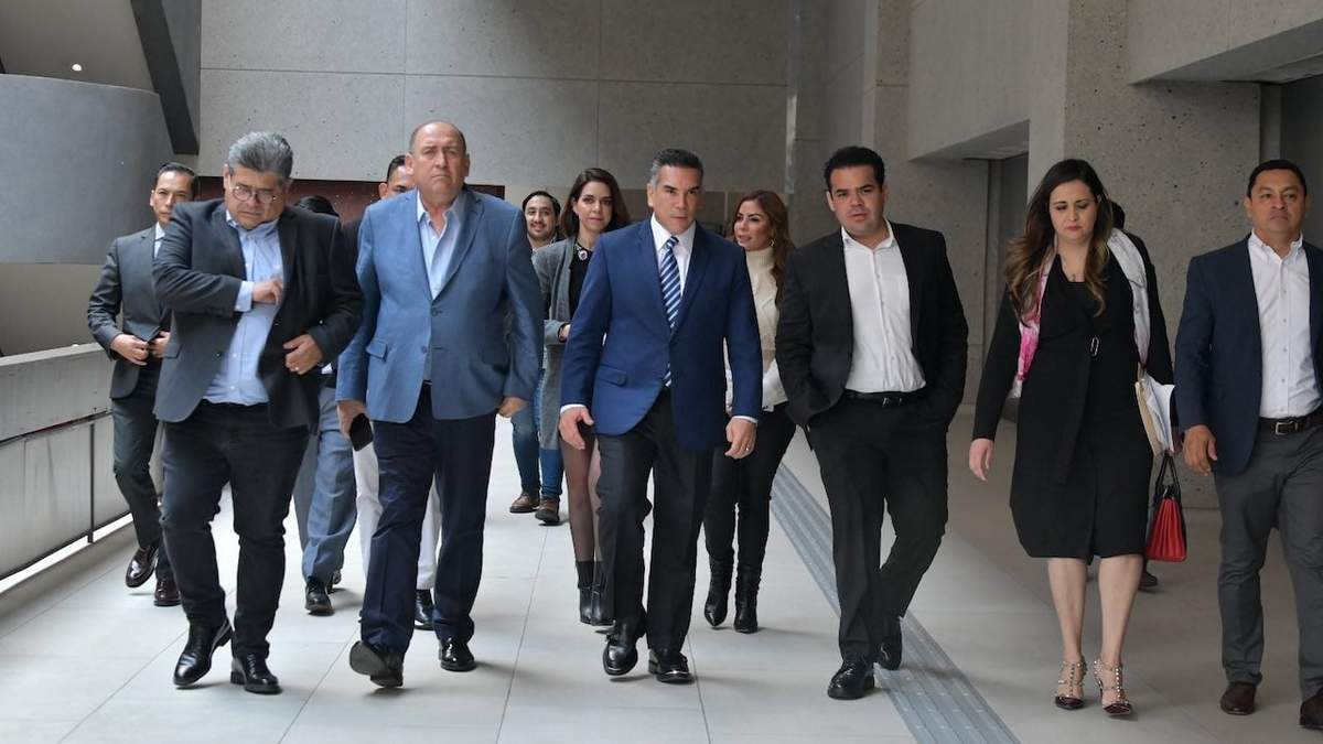 La bancada del PRI, antes de la reunión de comisiones en la que se votó el dictamen