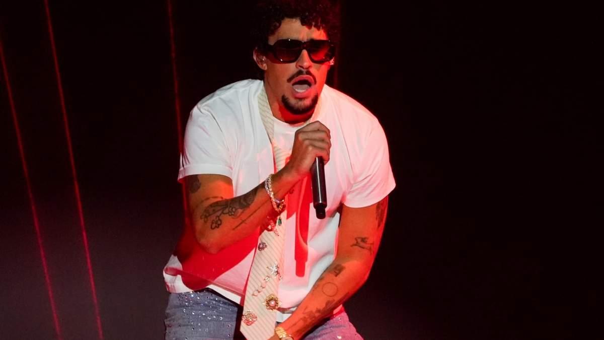 Bad Bunny se presenta durante los iHeartRadio Music Awards en Los Ángeles el 17 de marzo de 2025