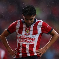 Jugador de Chivas arroja cuete a sala de prensa; le cae a un camarógrafo
