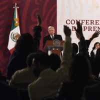 Sorprende a AMLO la cantidad de entrevistas a la autora de "El Rey del Cash"