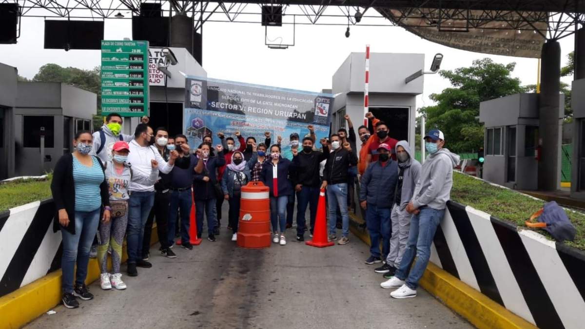 Integrantes de la CNTE en una toma de caseta