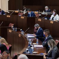 La Legislatura de Neuquén a los chispazos por el conflicto salarial de médicos y docentes