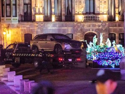 Fiscalía de Zacatecas: son 10 los cadáveres hallados en el pino de Navidad frente a Palacio