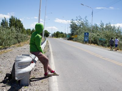 Las vacaciones de un mochilero acaban en desgracia tras caer desde la caja de una camioneta