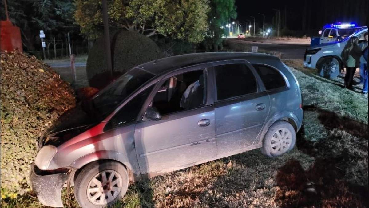 Los vehículos colisionaron sobre la ruta 7 cerca de la calle rural 9 en Centenario. Fuente: (Centenario Digital)