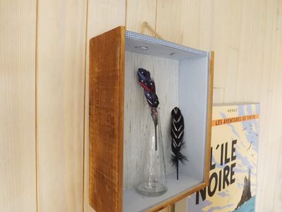 Con una caja de vino, mirá cómo podés hacer un organizador para tus tazas y platos igual a los de las revistas