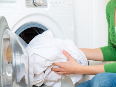 Con productos que tenés en tu cocina: el secreto de limpieza para dejar como nueva tu ropa blanca