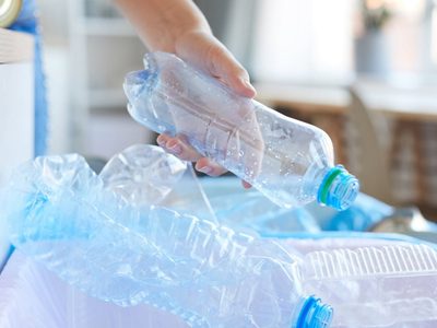 No tires las botellas plásticas y usalas para este truco en tu cocina que te cambiará la vida