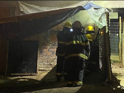 Un atentado con disparos y el incendio de una vivienda mantuvieron en vilo a vecinos de Centenario